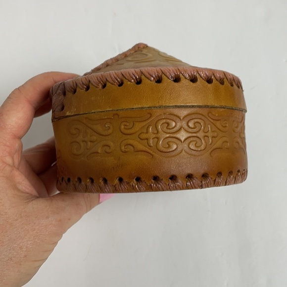 Leather Tooled HandmadeKeepsakes Container with Lid Vtg - Picture 14 of 16